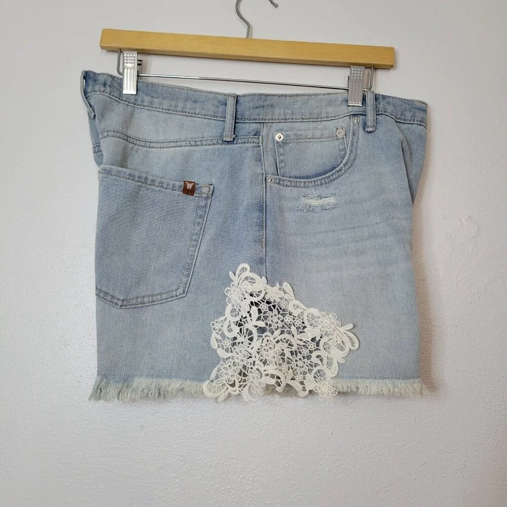 Jessica Simpson Size 10 Shorts Women's Beloved High Waist Light Wash Frayed Hem